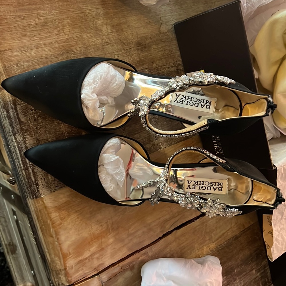 Badgley mischka satin heels- never worn